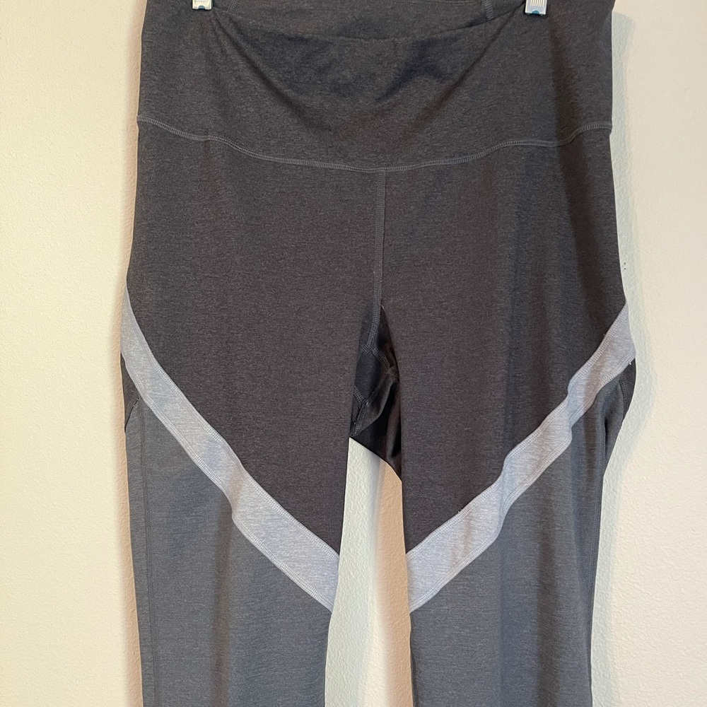 Women’s Old Navy Active Leggings Size XL - Picture 2 of 4